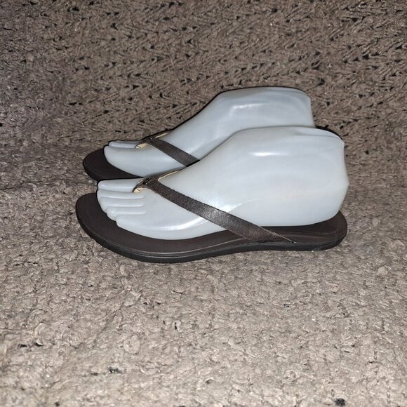 OLUKAI Ho'opio-Dark Brown Leather Thong Flip Flop Sandals-Sz 37/7-Excellent - Picture 2 of 7